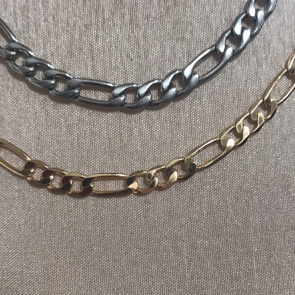 Costume Figaro chains…Silver 22”x4.5mm @.045oz., Gold 24”x4.5mm @.035 oz (171) - Picture 2 of 3